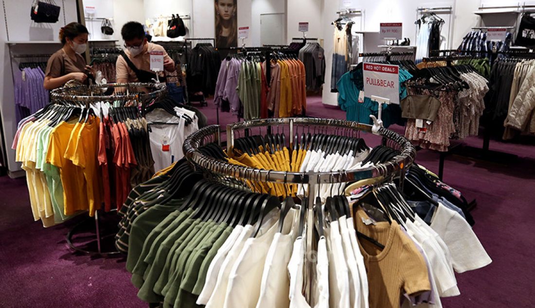 Pengunjung memilih pakaian di outlet SOGO Department Store, Lippo Mall Puri, Jakarta, Kamis (29/4). Menjelang Hari Raya Idul Fitri, SOGO memberikan diskon hingga 70 persen dengan konsep Red Hot Deals untuk beragam produk fashion hingga home dari brand ternama. - JPNN.com