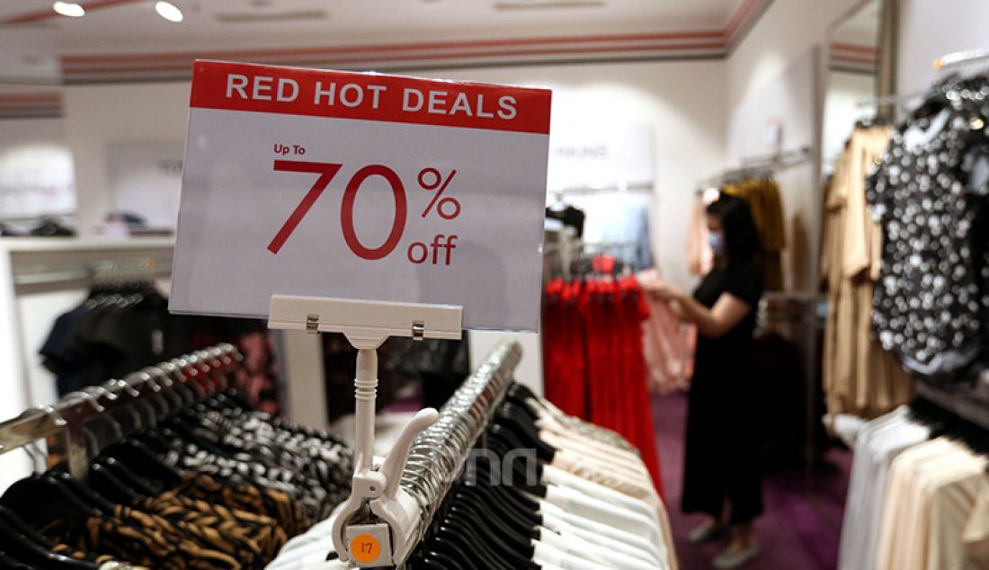 Pengunjung memilih pakaian di outlet SOGO Department Store, Lippo Mall Puri, Jakarta, Kamis (29/4). Menjelang Hari Raya Idul Fitri, SOGO memberikan diskon hingga 70 persen dengan konsep Red Hot Deals untuk beragam produk fashion hingga home dari brand ternama. - JPNN.com