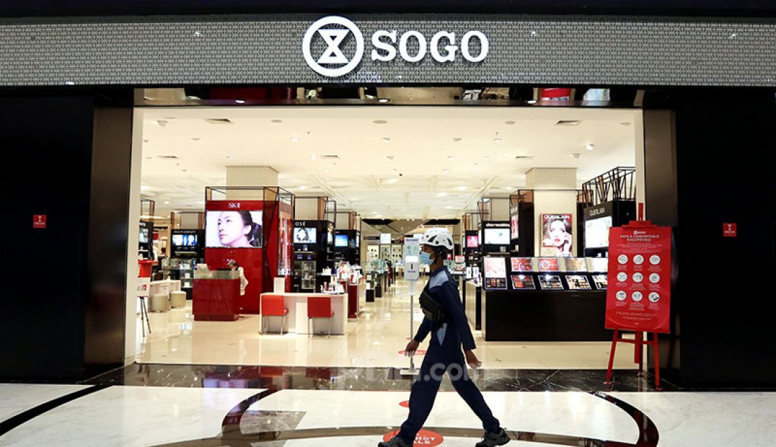 Outlet SOGO Department Store, Lippo Mall Puri, Jakarta, Kamis (29/4). Menjelang Hari Raya Idul Fitri, SOGO memberikan diskon hingga 70 persen dengan konsep Red Hot Deals untuk beragam produk fashion hingga home dari brand ternama. - JPNN.com