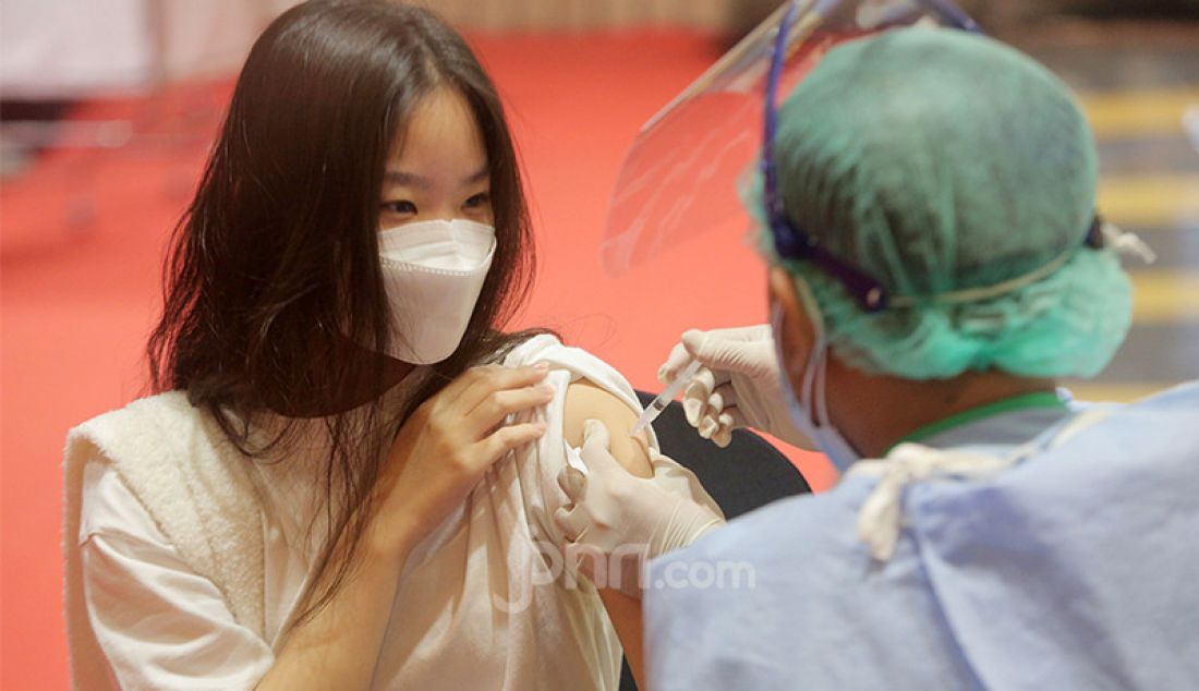 Petugas kesehatan menyuntikkan vaksin Covid-19 kepada sejumlah pemilik gerai, pegawai, dan petugas keamanan dalam di pusat perbelanjaan Grand Indonesia, Jakarta Pusat, Senin (3/5). - JPNN.com