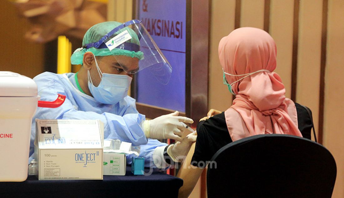 Petugas kesehatan menyuntikkan vaksin Covid-19 kepada sejumlah pemilik gerai, pegawai, dan petugas keamanan dalam di pusat perbelanjaan Grand Indonesia, Jakarta Pusat, Senin (3/5). - JPNN.com