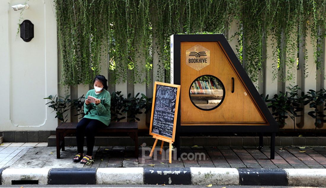 Seorang pengunjung Bookhive Jakarta, Taman Situ Lembang, Jakarta Pusat, Senin (3/5) tengah membaca buku. Pemerintah Kota Jakarta Pusat berkolaborasi dengan Bookhive Jakarta memfasilitasi masyarakat meminjam maupun menyumbang buku melalui perpustakaan bersama tersebut. - JPNN.com