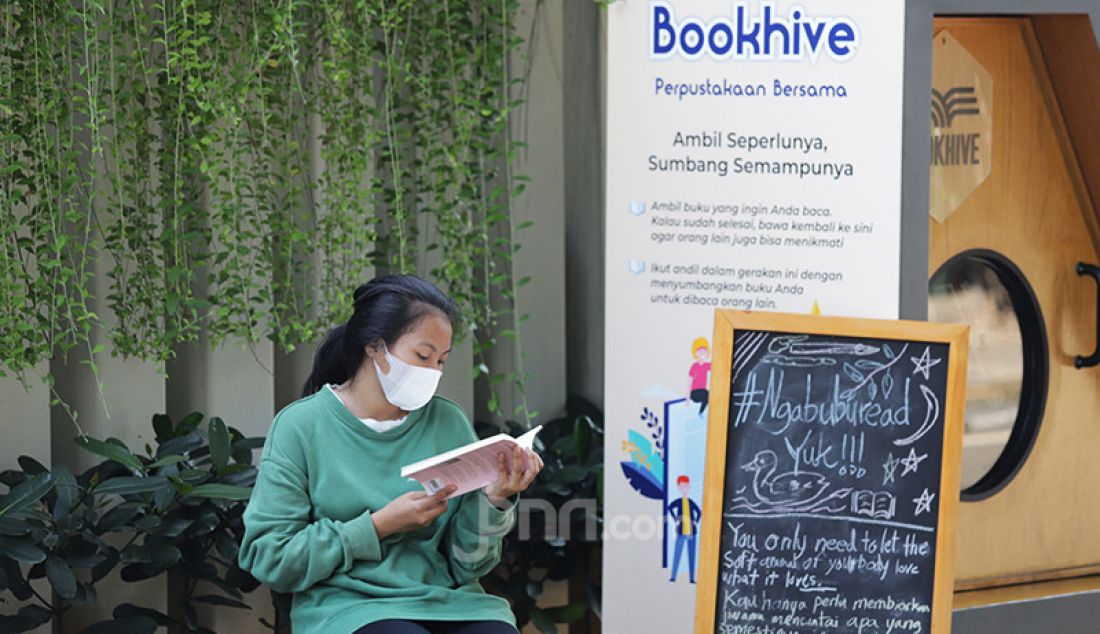 Seorang pengunjung Bookhive Jakarta, Taman Situ Lembang, Jakarta Pusat, Senin (3/5) tengah membaca buku. Pemerintah Kota Jakarta Pusat berkolaborasi dengan Bookhive Jakarta memfasilitasi masyarakat meminjam maupun menyumbang buku melalui perpustakaan bersama tersebut. - JPNN.com