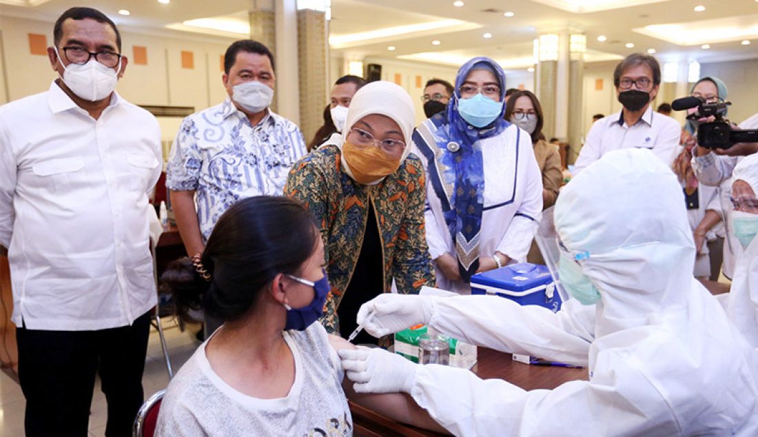 Menteri Tenaga Kerja (Menaker) Ida Fauziyah meninjau pelaksanaan vaksinasi Covid-19 untuk buruh di Gedung Kementerian Sosial, Jakarta Pusat, Selasa (4/5). - JPNN.com
