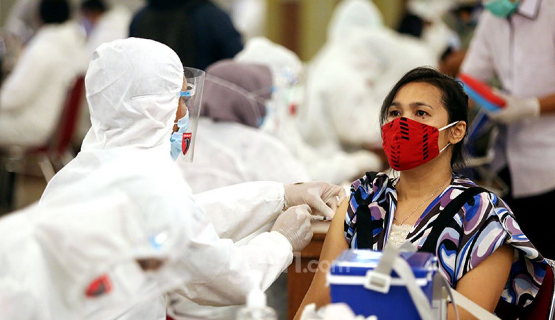 Para buruh mengikuti vaksinasi Covid-19 yang diselenggarakan Kementerian Ketenagakerjaan dan Kementerian Kesehatan di Kementerian Sosial, Jakarta Pusat, Selasa (4/5). - JPNN.com