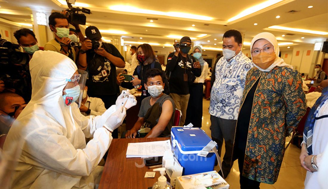 Menteri Tenaga Kerja (Menaker) Ida Fauziyah meninjau pelaksanaan vaksinasi Covid-19 untuk buruh dan pekerja di Gedung Kementerian Sosial, Jakarta Pusat, Selasa (4/5). - JPNN.com