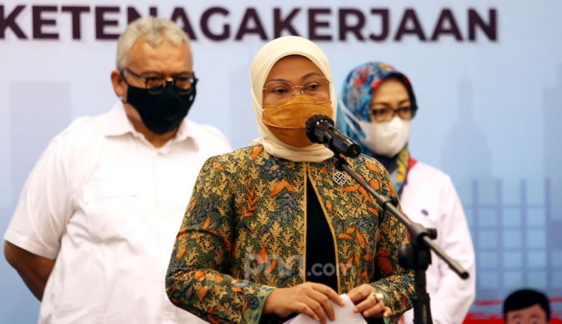 Menteri Tenaga Kerja (Menaker) Ida Fauziyah memberikan keterangan pers pada pelaksanaan vaksinasi Covid-19 untuk buruh di Gedung Kemensos, Jakarta Pusat, Selasa (4/5). - JPNN.com