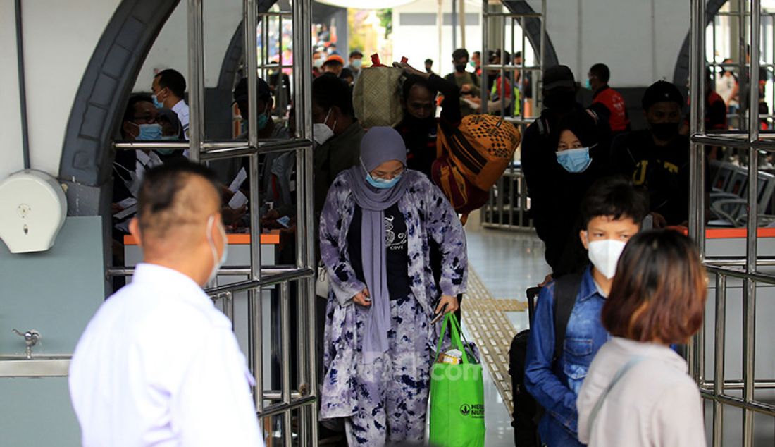 Para calon penumpang kereta api memadati Stasiun Pasar Senen, Jakarta Pusat, Selasa (4/5). Jelang pemberlakukan larangan mudik pada 6-17 Mei 2021 terjadi lonjakan penumpang kereta api di Stasiun Pasar Senen. - JPNN.com