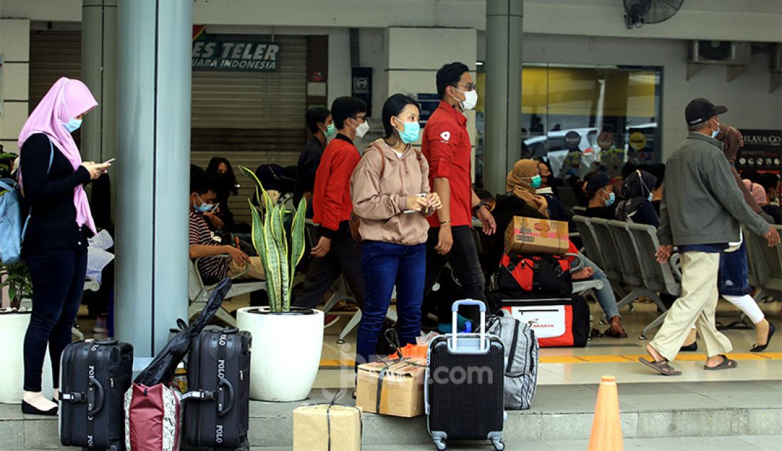 Para calon penumpang kereta api memadati Stasiun Pasar Senen, Jakarta Pusat, Selasa (4/5). Jelang pemberlakukan larangan mudik pada 6-17 Mei 2021 terjadi lonjakan penumpang kereta api di Stasiun Pasar Senen. - JPNN.com