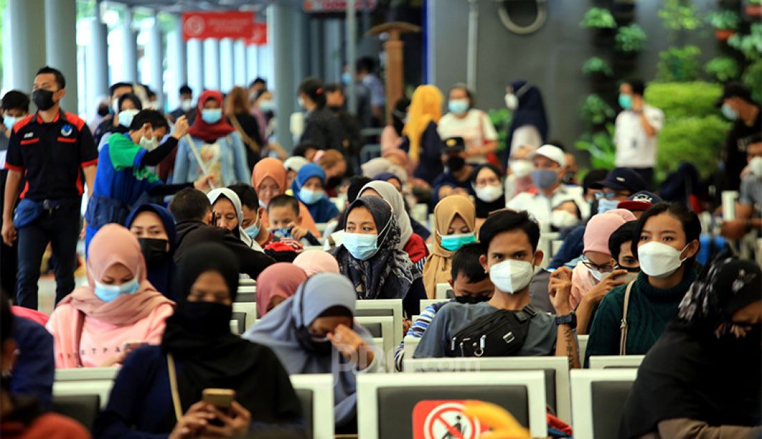 Para calon penumpang kereta api memadati Stasiun Pasar Senen, Jakarta Pusat, Selasa (4/5). Jelang pemberlakukan larangan mudik pada 6-17 Mei 2021 terjadi lonjakan penumpang kereta api di Stasiun Pasar Senen. - JPNN.com