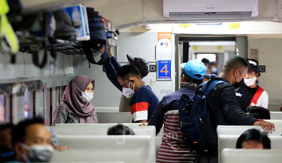 Para penumpang di dalam kereta api yang akan berangkat dari Stasiun Pasar Senen, Jakarta Pusat, Selasa (4/5). Jelang pemberlakukan larangan mudik pada 6-17 Mei 2021 terjadi lonjakan penumpang kereta api di Stasiun Pasar Senen. - JPNN.com