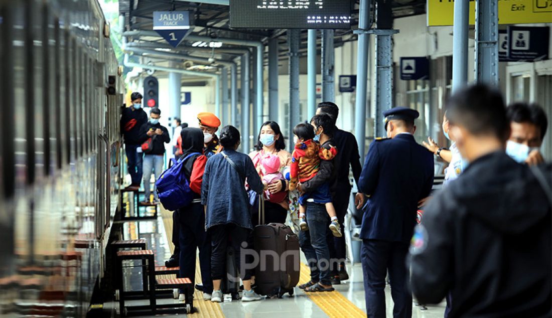 Para penumpang menaiki kereta api di Stasiun Pasar Senen, Jakarta Pusat, Selasa (4/5). Jelang pemberlakukan larangan mudik pada 6-17 Mei 2021 terjadi lonjakan penumpang kereta api di Stasiun Pasar Senen. - JPNN.com