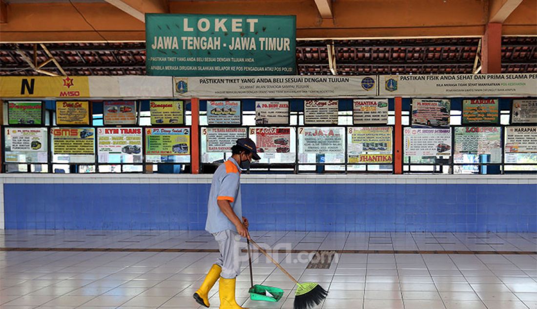 Suasana Terminal Kampung Rambutan, Jakarta Timur, Kamis (6/5), tampak sepi. Dinas Perhubungan DKI Jakarta menutup sementara Terminal Kampung Rambutan selama periode larangan mudik Lebaran pada 6-17 Mei 2021. - JPNN.com