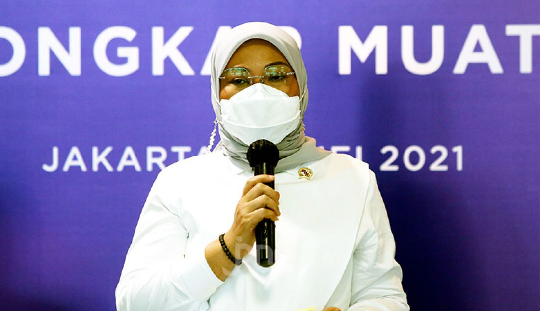 Menteri Tenaga Kerja (Menaker) Ida Fauziyah menyampaikan kata sambutan pada acara penyerahan bantuan paket sembako kepada pekerja bongkar muat Pelabuhan Tanjung Priok usai acara Sosialisasi dan Dialog Jaminan Sosial Ketenagakerjaan di Jakarta, Senin (10/5). - JPNN.com