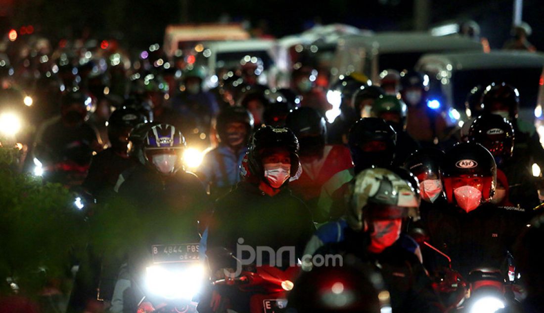 Ratusan pengendara sepeda motor yang hendak mudik tertahan di titik penyekatan antara Kabupaten Bekasi dengan Kabupaten Karawang, Jawa Barat, Senin malam (10/5). Petugas gabungan dari TNI, Polri, Satpol PP dan Dishub melakukan penyekatan jalur guna menindaklanjuti kebijakan pemerintah tentang larangan mudik yang berlaku 6-17 Mei 2021. - JPNN.com