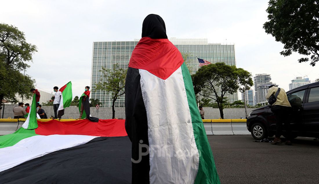 Aliansi Mahasiswa Islam Jakarta dengan membawa bendera Palestina menggelar aksi di depan Kedutaan Besar Amerika Serikat di Jakarta Pusat, Rabu (12/5). Massa aksi mendesak Pemerintah AS menghentikan tindakan brutal Angkatan Bersenjata Israel (IDF) terhadap rakyat Palestina. - JPNN.com