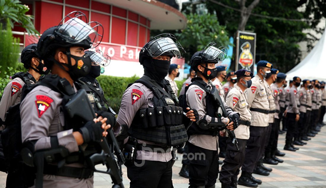 Sejumlah personel Polda Metro Jaya mengikuti apel di Pos Polisi Bundaran HI, Jakarta Pusat, Rabu (12/5). Polda Metro Jaya mengerahkan 1.204 personelnya untuk mengamankan malam takbiran Idulfitri di berbagai titik di wilayah DKI Jakarta. - JPNN.com