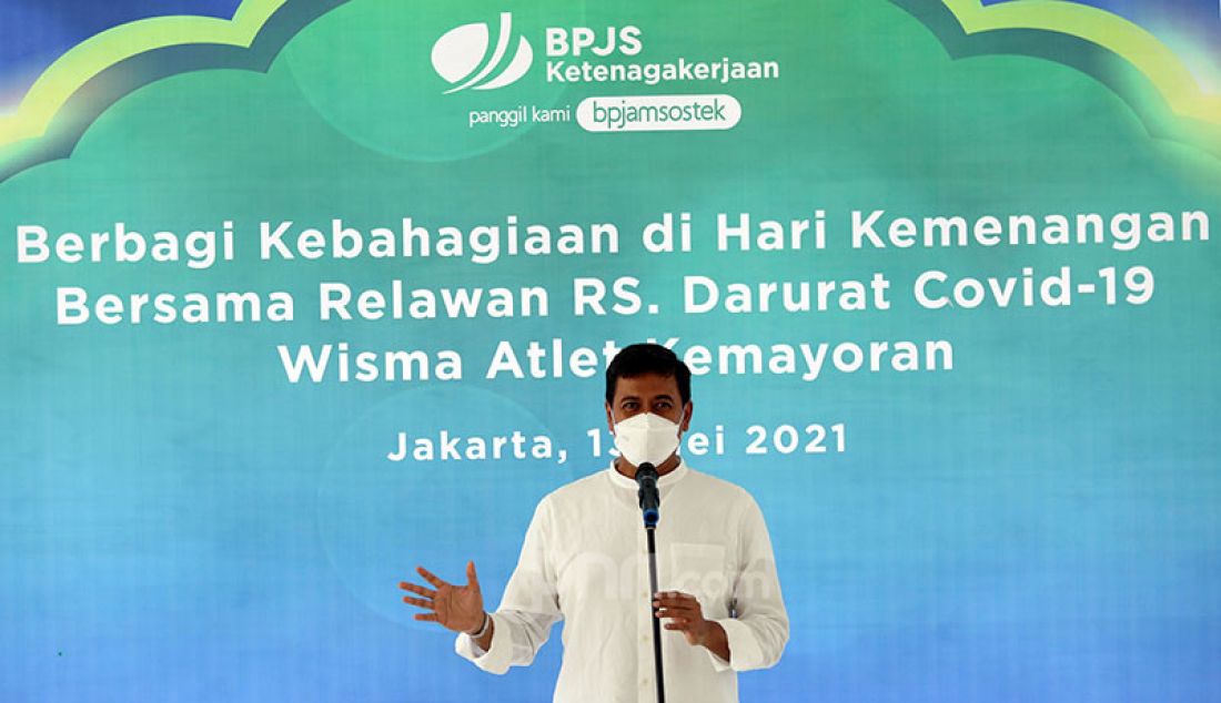 Direktur Utama BPJamsostek Anggoro Eko Cahyo memberikan kata sambutan pada acara 'Berbagi Kebahagian di Hari Kemenangan Bersama Relawan RS Darurat Covid-19' di Rumah Sakit Darurat Covid-19 Wisma Atlet Kemayoran, Jakarta (13/5). BPJamsostek dalam kesempatan itu membagikan 600 paket makanan siap saji. - JPNN.com