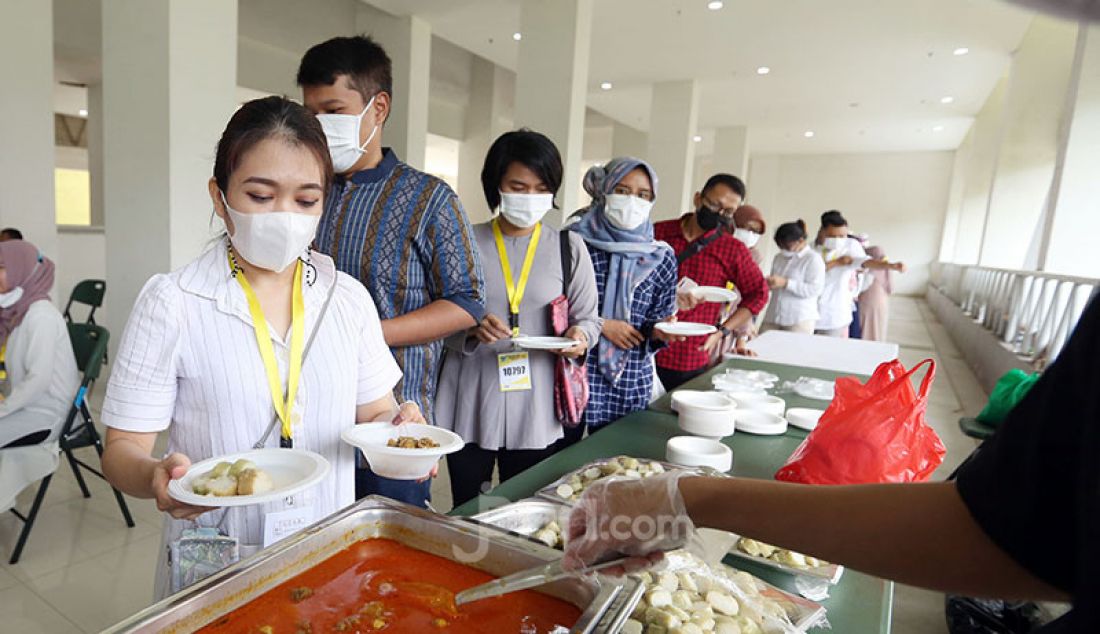 Sejumlah sukarelawan medis dan nonmedis di Rumah Sakit Darurat Covid-19 Wisma Atlet Kemayoran, Jakarta Pusat, menikmati lontong dan gulai kambing pada momen Idulfitri 1442 H, Kamis (13/5). BPJamsostek melalui acara 'Berbagi Kebahagian pada Hari Kemenangan' membagikan 600 paket makanan siap saji bagi para sukarelawan di RS Darurat Covid-19. - JPNN.com