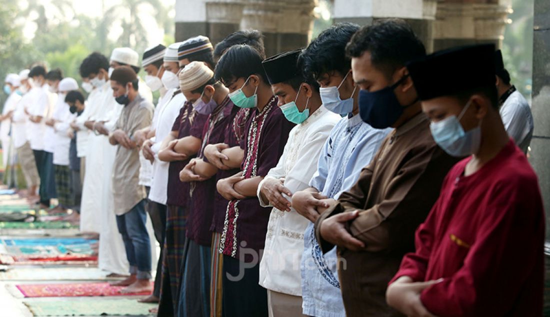 Umat Islam melaksanakan salat Idulfitri 1442 H di Masjid Kubah Emas, Depok, Jawa Barat, Kamis (13/5). Salat Id itu dilaksanakan dengan menerapkan protokol kesehatan dan pembatasan jumlah jemaah hanya setengah dari dari kapasitas. - JPNN.com