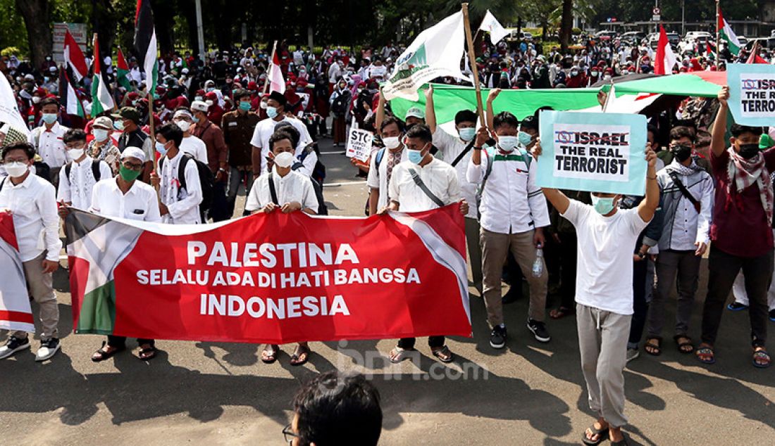 Massa dari Aliansi Pemuda Indonesia untuk Palestina berunjuk rasa di depan Kedutaan Besar Amerika Serikat di Jakarta Pusat, Selasa (18/5). Para pedemo dalam aksi itu mengutuk tindakan brutal Israel terhadap warga sipil Palestina. - JPNN.com