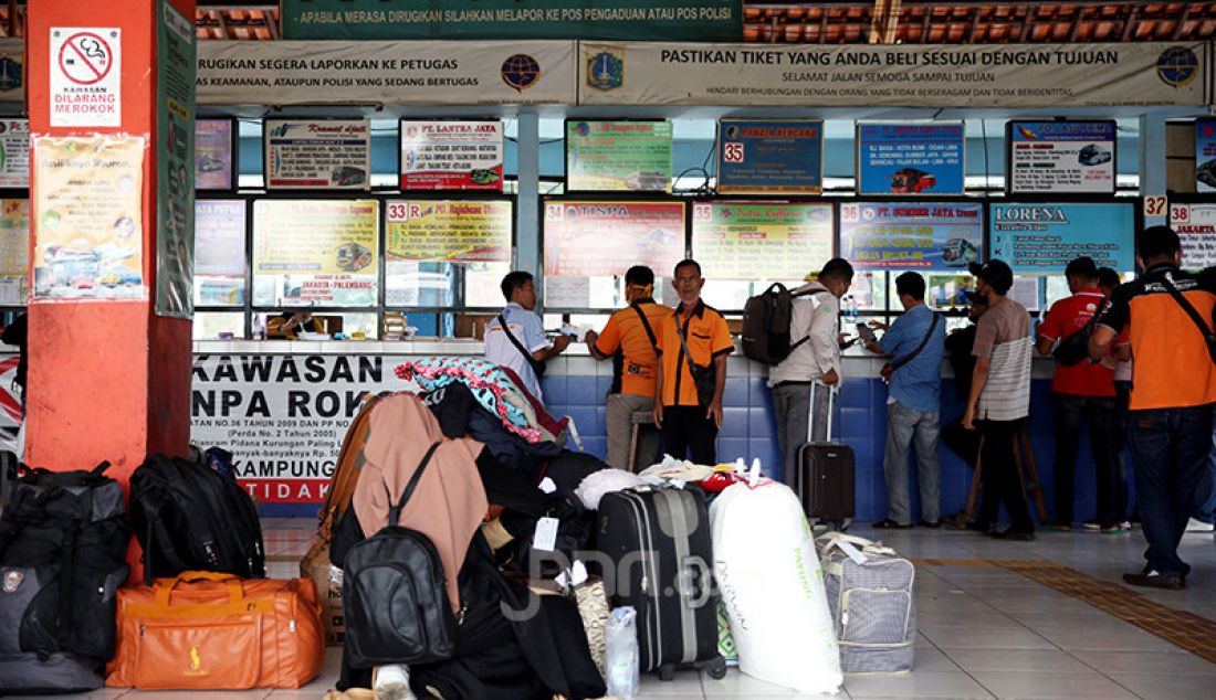 Suasana Terminal Kampung Rambutan, Jakarta Timur, Rabu (19/5). Pemerintah Provinsi DKI Jakarta kembali mengoperasikan Terminal Kampung Rambutan setelah masa larangan mudik Lebaran berakhir pada Senin (17/5). - JPNN.com