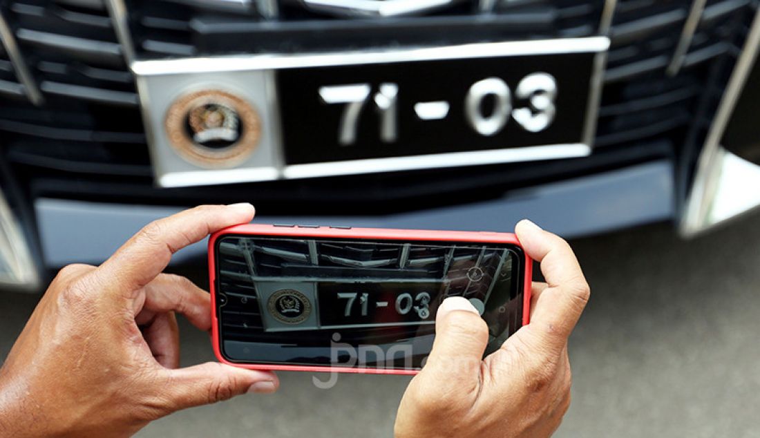 Kendaraan dengan pelat nomor khusus berlogo lambang Dewan Perwakilan Rakyat (DPR) diparkir di halaman Gedung Nusantara, Kompleks Parlemen Senayan, Jakarta, Senin (24/5). - JPNN.com