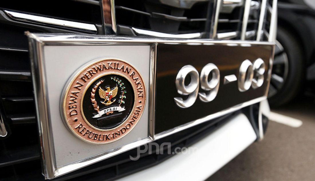 Kendaraan dengan pelat nomor khusus berlogo lambang Dewan Perwakilan Rakyat (DPR) diparkir di halaman Gedung Nusantara, Kompleks Parlemen Senayan, Jakarta, Senin (24/5). - JPNN.com