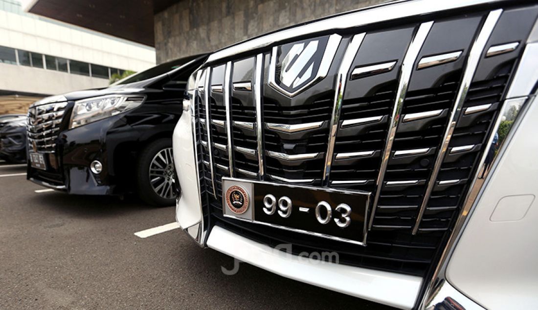 Kendaraan dengan plat nomor khusus berlogo seperti lambang Dewan Perwakilan Rakyat (DPR) diparkir di Halaman Gedung Nusantara, Kompleks Parlemen Senayan, Jakarta, Senin (24/5). - JPNN.com