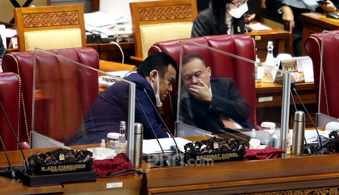 Wakil Ketua DPR Rachmat Gobel dan Sufmi Dasco Ahmad berdiskusi dalam rapat paripurna di Kompleks Parlemen Senayan, Jakarta, Selasa (25/5). Rapat itu beragendakan pembacaan pandangan fraksi-fraksi di DPR atas keterangan pemerintah tentang Kerangka Ekonomi Makro (KEM) dan Pokok-Pokok Kebijakan Fiskal (PPKF) RAPBN 2022. - JPNN.com