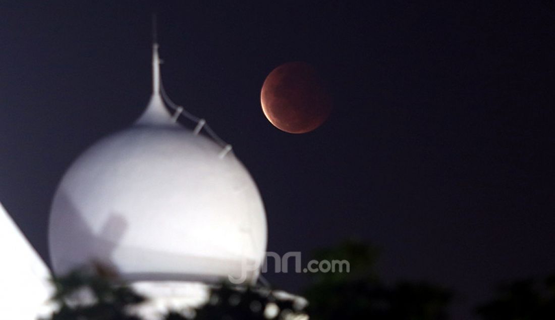 Gerhana bulan total atau super blood moon terlihat jelas dari Masjid Al Azhar, Jakarta Selatan, Rabu (26/5) malam. - JPNN.com