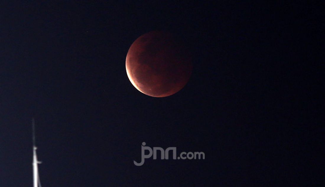 Gerhana bulan total atau super blood moon terlihat jelas dari Masjid Al Azhar, Jakarta Selatan, Rabu (26/5) malam. - JPNN.com