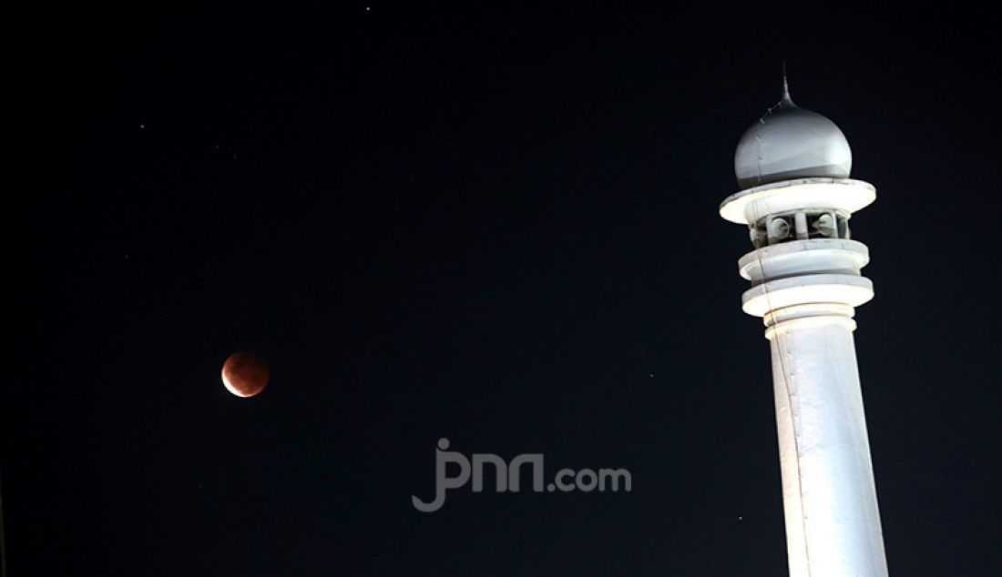 Gerhana bulan total atau super blood moon terlihat jelas dari Masjid Al Azhar, Jakarta Selatan, Rabu (26/5) malam. - JPNN.com