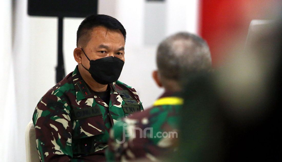 Pangdam Jaya Mayjen TNI Dudung Abdurachman mendampingi Kepala Badan Nasional Penanggulangan Bencana (BNPB) Letjen TNI Ganip Warsito mengunjungi Rumah Sakit Darurat Covid-19 (RSDC) Wisma Atlet di Kemayoran, Jakarta Pusat, Rabu (26/5). Letjen TNI Ganip Warsito meninjau fasilitas kesehatan RSDC Wisma Atlet usai dilantik menjadi kepala BNPB menggantikan Letjen TNI Doni Monardo. - JPNN.com