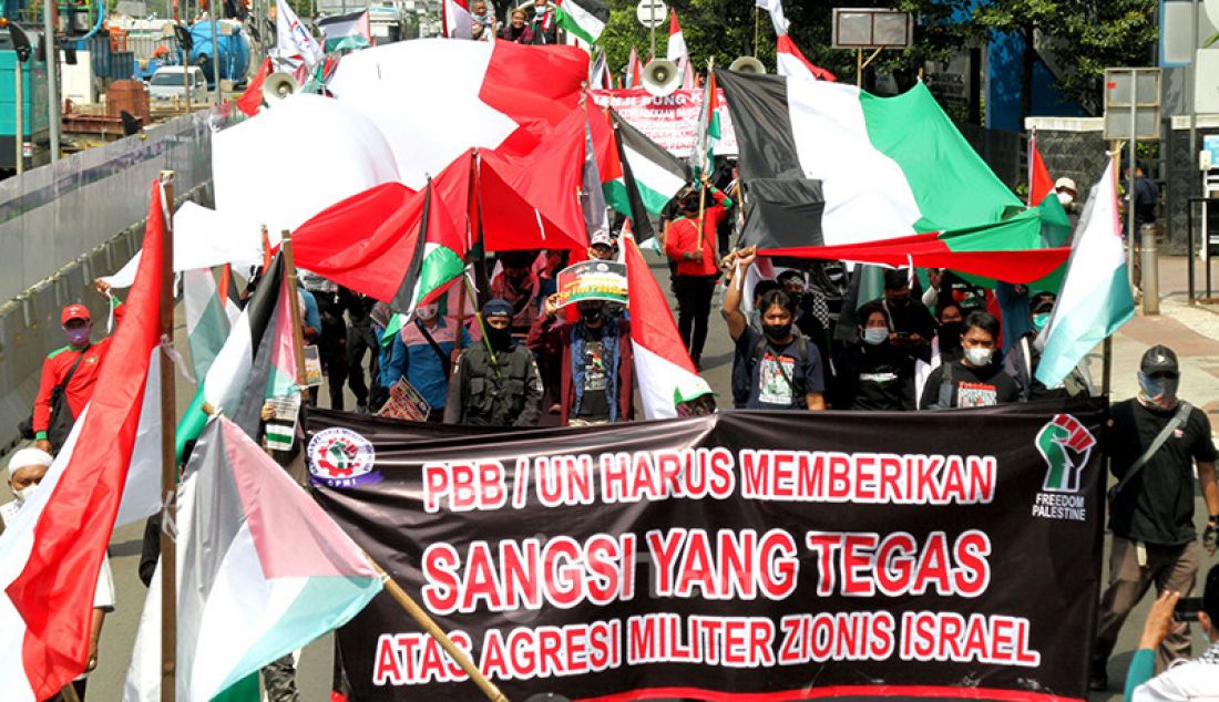 Massa pengunjuk rasa dari Gerakan Pekerja Muslim Indonesia (GPMI) melakukan aksi solidaritas untuk Palestina di Jakarta, Jumat (28/5). GPMI dalam aksi tersebut menyuarakan keprihatinan atas tragedi kemanusiaan yang terjadi di Gaza dan Yerusalem, serta menuntut perdamaian dan kemerdekaan untuk Palestina. - JPNN.com