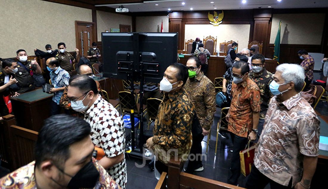 Suasana persidangan dugaan korupsi Asuransi Aiwasraya di Pengadilan Negeri, Jakarta Pusat, Senin (31/5). Agenda sidang 13 tersangka korporasi tersebut mendengarkan dakwaan Jaksa Penuntut Umum (JPU) terkait dugaan korupsi pengelolaan keuangan dan dana investasi pada PT Asuransi Jiwasraya. - JPNN.com