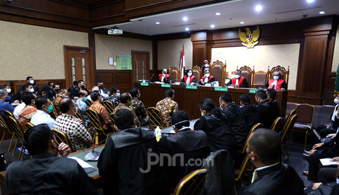 Suasana persidangan dugaan korupsi Asuransi Aiwasraya di Pengadilan Negeri, Jakarta Pusat, Senin (31/5). Agenda sidang 13 tersangka korporasi tersebut mendengarkan dakwaan Jaksa Penuntut Umum (JPU) terkait dugaan korupsi pengelolaan keuangan dan dana investasi pada PT Asuransi Jiwasraya. - JPNN.com
