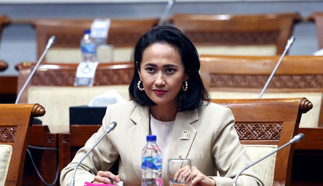 Anggota Komisi I DPR Christina Aryani mengikuti rapat kerja dengan Menhan, KASAD, KASAL, KASAU dan KABAIS, di Jakarta, Senin (31/5). - JPNN.com