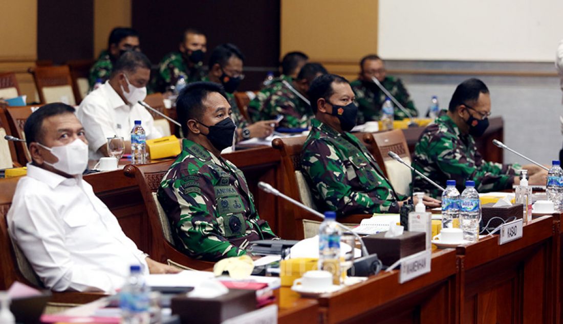 (Kiri ke kanan) Wakil Menteri Pertahanan Letnan Jenderal TNI Muhammad Herindra, KASAD Jenderal TNI Andika Perkasa, KASAL Laksamana TNI Yudo Margono dan Marsekal TNI Fadjar Prasetyo mengikuti rapat kerja dengan Komisi I DPR, di Jakarta, Senin (31/5). - JPNN.com