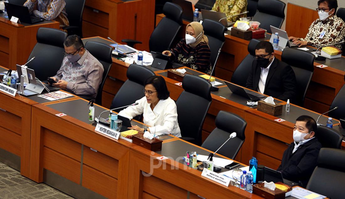 Gubernur Bank Indonesia Perry Warjiyo (kiri), Menkeu Sri Mulyani (tengah) dan Menteri PPN/Kepala Bappenas Suharso Monoarfa saat rapat membahas RAPBN TA 2022 dan RKP tahun 2022 dengan Banggar DPR, di Jakarta, Senin (31/5). - JPNN.com
