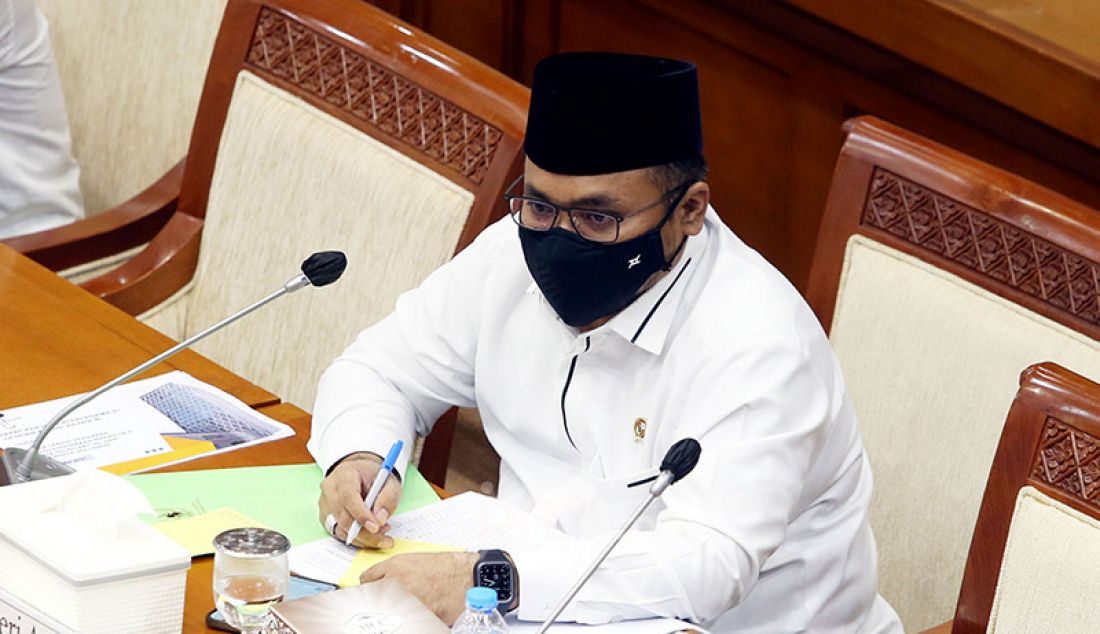 Menag Yaqut Cholil Qoumas mengikuti rapat kerja dengan Komisi VIII DPR, Jakarta, Senin (31/5). Rapat tersebut membahas tindak lanjut Persiapan Penyelenggaraan Ibadah Haji 1442H dan Isu-isu Aktual. - JPNN.com