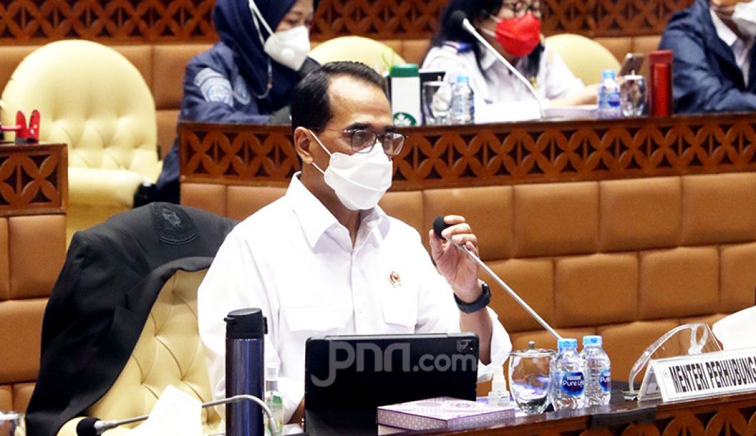 Menhub Budi Karya Sumadi saat mengikuti rapat kerja dengan Komisi V DPR, Jakarta, Rabu (2/6). - JPNN.com