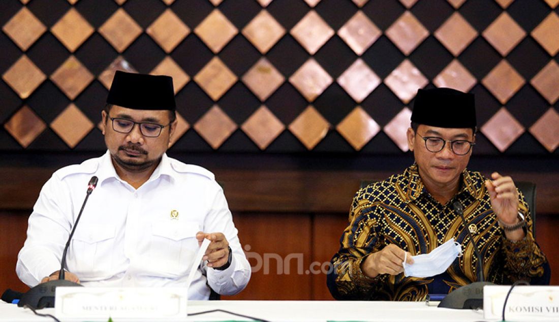 Menteri Agama Yaqut Cholil Qoumas (kiri) dan Ketua Komisi VIII DPR Yandri Susanto memberikan keterangan pers terkait pemberangkatan Haji 2021 di Kantor Kemenag, Jakarta, Kamis (3/6). Pemerintah Indonesia mengumumkan tidak ada keberangkatan Haji di tahun 2021. - JPNN.com