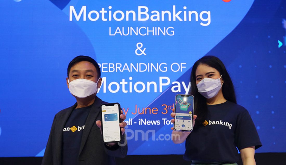 COO MotionBanking Teddy Tee (kiri) dan Managing Director MotionPay Jessica Tanoesoedibjo saat peluncuran aplikasi layanan perbankan digital MotionBanking dan MotionPay, Jakarta, Kamis (3/6). Aplikasi layanan perbankan digital dan keuangan digital yang menjadi produk digital unggulan MNC Kapital. - JPNN.com