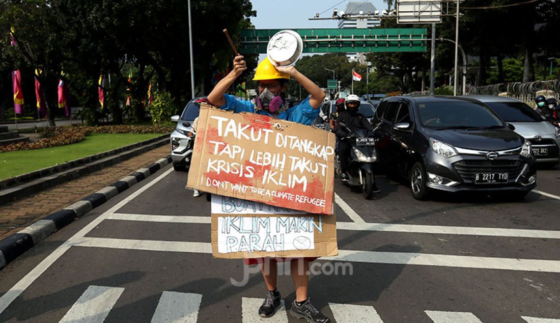 Aktivis melakukan aksi dalam rangka Hari Lingkungan Hidup Sedunia, Jakarta, Jumat (4/6). Dalam aksi yang mengkampanyekan bahaya bencana dampak dari krisis iklim tersebut mereka meminta pemerintah agar serius dengan kebijakan yang berpihak pada lingkungan dan rakyat. - JPNN.com