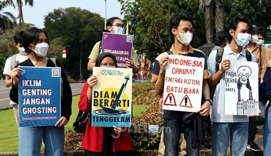 Aktivis melakukan aksi dalam rangka Hari Lingkungan Hidup Sedunia, Jakarta, Jumat (4/6). Dalam aksi yang mengkampanyekan bahaya bencana dampak dari krisis iklim tersebut mereka meminta pemerintah agar serius dengan kebijakan yang berpihak pada lingkungan dan rakyat. - JPNN.com