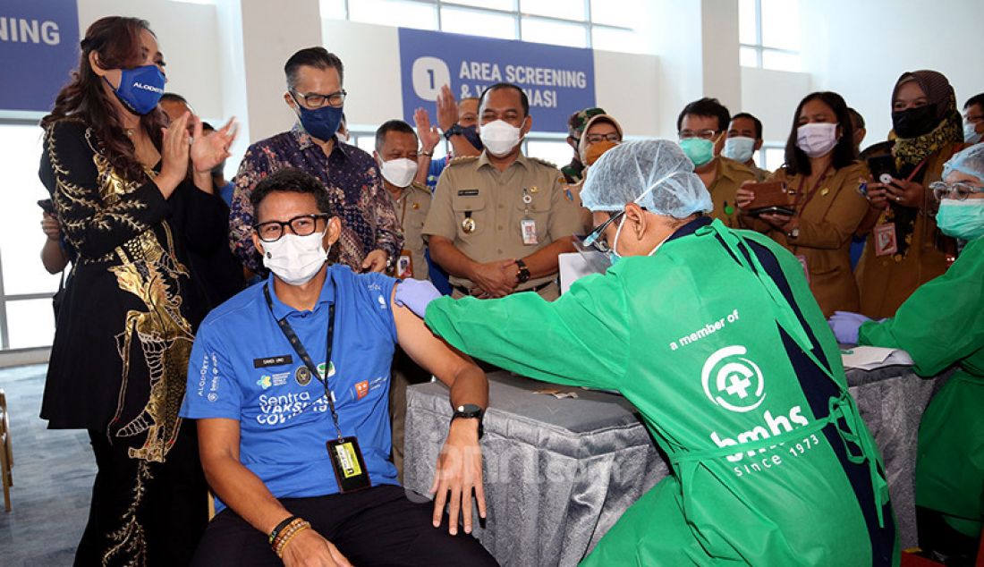 Menteri Pariwisata dan Ekonomi Kreatif Sandiaga Uno mendapat suntikan dosis pertama vaksin Covid-19 buatan AstraZeneca di Sentra Vaksinasi Central Park dan Neo Soho Mall, Jakarta, Selasa (8/6). Kemenparekraf bersama Danone Indonesia, Alodokter, Neo Soho, dan RS Bunda menggelar program vaksinasi Covid-19 bagi para pelaku pariwisata dan ekonomi kreatif pada 8-11 Juni 2021. - JPNN.com