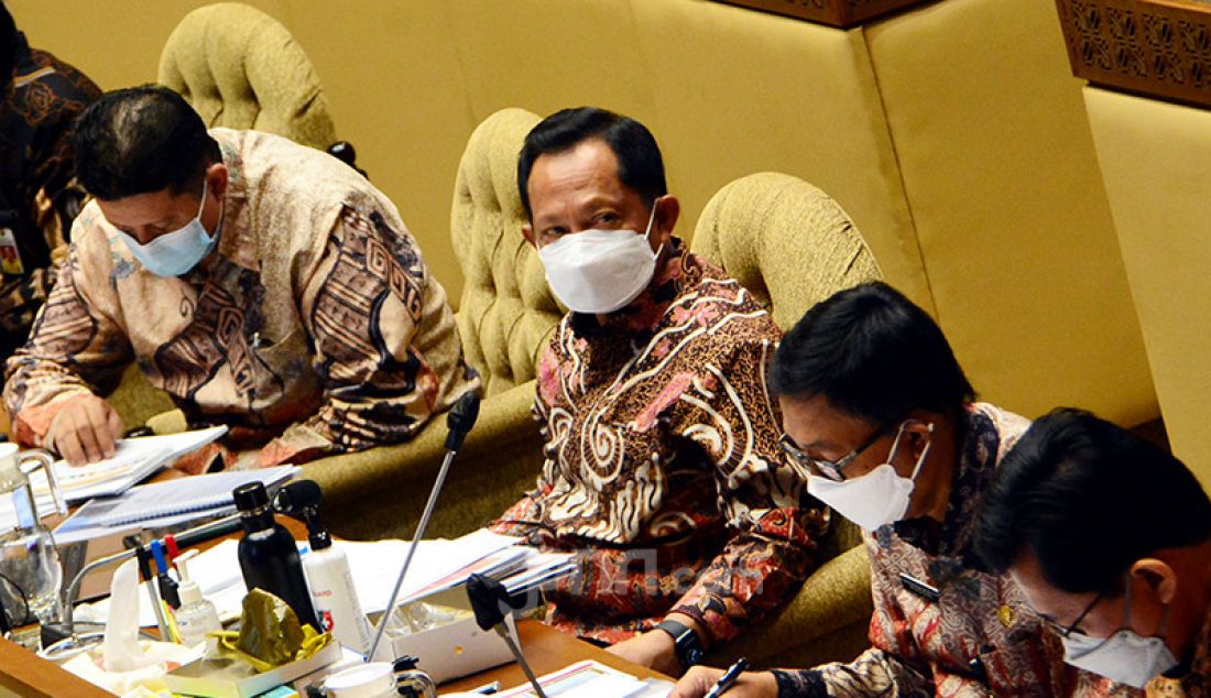 Menteri Dalam Negeri (Mendagri) Tito Karnavian mengikuti rapat kerja dengan Komisi II DPR di Jakarta, Rabu (9/6). Rapat tersebut membahas evaluasi pelaksanaan anggaran Kemendagri 2021 dan pembicaraan pendahuluan pembahasan RAPBN 2020. - JPNN.com