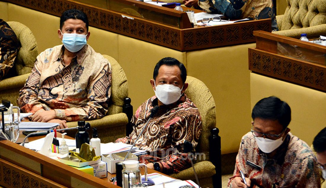 Menteri Dalam Negeri (Mendagri) Tito Karnavian mengikuti rapat kerja dengan Komisi II DPR di Jakarta, Rabu (9/6). Rapat tersebut membahas evaluasi pelaksanaan anggaran Kemendagri 2021 dan pembicaraan pendahuluan pembahasan RAPBN 2020. - JPNN.com