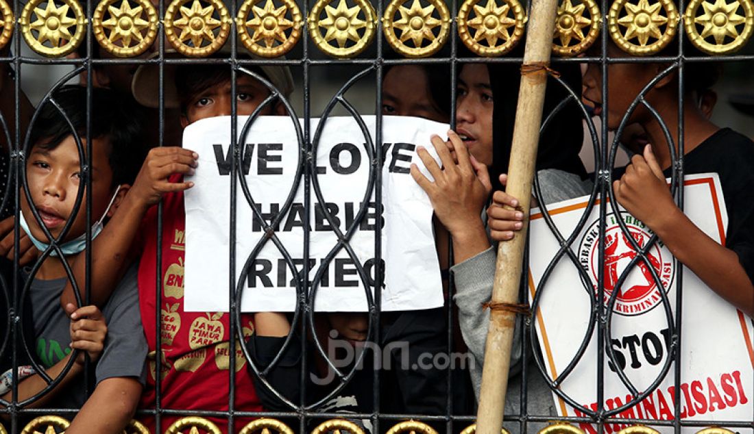 Massa pendukung Habib Rizieq Shihab melakukan aksi di depan Balai Kota dan Gedung DPRD Kota Bogor, Jawa Barat, Jumat (11/6). Mereka mendesat Wali Kota Bogor Bima Arya bertanggung jawab dalam kasus RS Ummi yang membuat Habib Rizieq diadili. - JPNN.com